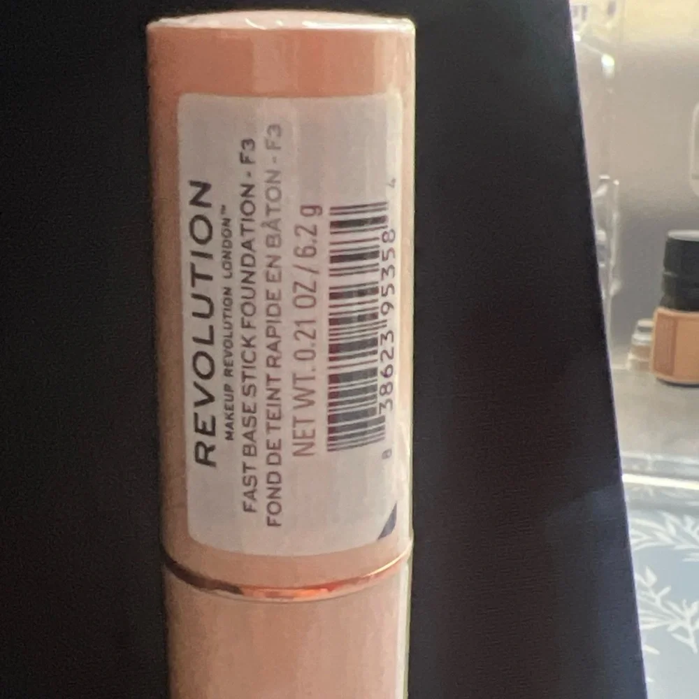 Makeup Revolution Fast Base Stick Foundation F3 Light Cream New